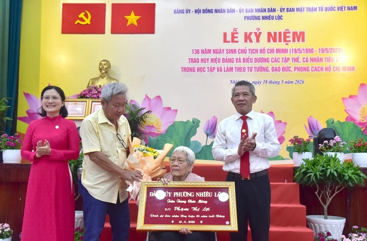 Bí thư Nhiêu Lộc nhận Huân chương Lao động hạng 3, phường Xuân Hòa có không gian Bác trên mạng Bí thư Nhiêu Lộc nhận Huân chương Lao động hạng 3, phường Xuân Hòa có không gian Bác trên mạng