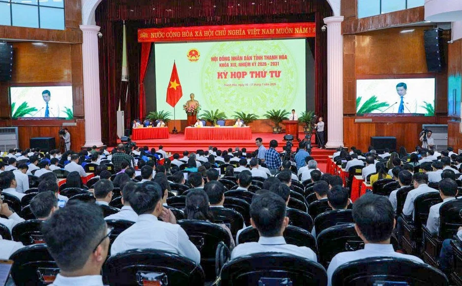 Bí thư Thanh Hóa: 'Không đùn đẩy, quanh co khi giải quyết thủ tục' Bí thư Thanh Hóa: 'Không đùn đẩy, quanh co khi giải quyết thủ tục'