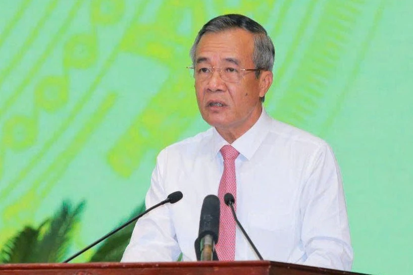 Bí thư Thanh Hóa: 'Không đùn đẩy, quanh co khi giải quyết thủ tục' Bí thư Thanh Hóa: 'Không đùn đẩy, quanh co khi giải quyết thủ tục'