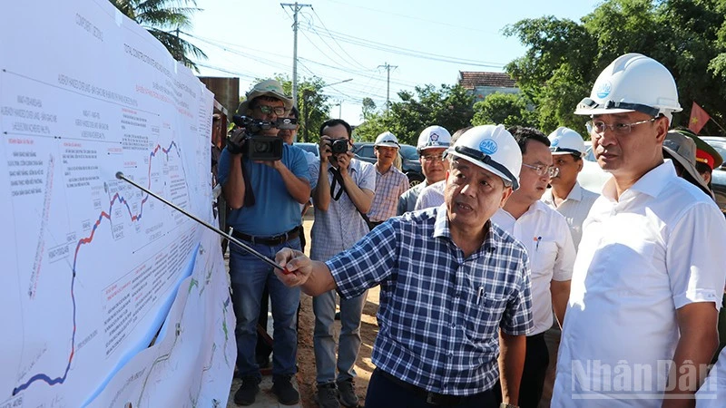 Bí thư Thành ủy Đà Nẵng kiểm tra, đôn đốc Dự án Đường liên kết vùng miền trung tỉnh Quảng Nam Bí thư Thành ủy Đà Nẵng kiểm tra, đôn đốc Dự án Đường liên kết vùng miền trung tỉnh Quảng Nam