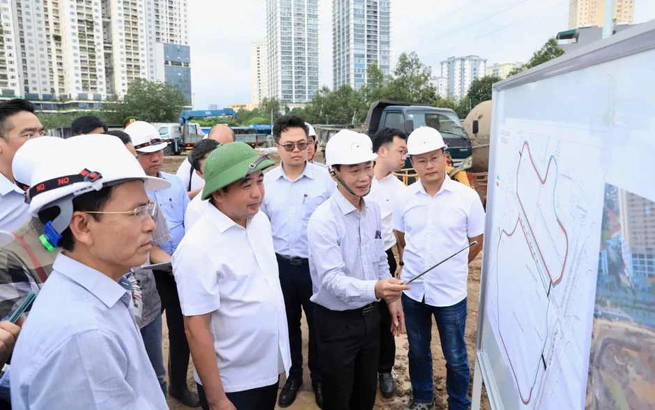 Bí thư Thành ủy Hà Nội kiểm tra loạt dự án trọng điểm - chốt tiến độ trước mùa mưa 2026 Bí thư Thành ủy Hà Nội kiểm tra loạt dự án trọng điểm - chốt tiến độ trước mùa mưa 2026