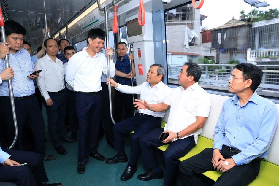Bí thư Thành ủy Hà Nội kiểm tra vận hành Metro Nhổn - Cầu Giấy và tiến độ ga ngầm S12 Bí thư Thành ủy Hà Nội kiểm tra vận hành Metro Nhổn - Cầu Giấy và tiến độ ga ngầm S12