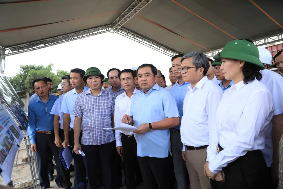 Bí thư Thành ủy Hà Nội yêu cầu tăng tốc 3 dự án giao thông trọng điểm, quyết tâm thông xe trước Tết 2027 Bí thư Thành ủy Hà Nội yêu cầu tăng tốc 3 dự án giao thông trọng điểm, quyết tâm thông xe trước Tết 2027