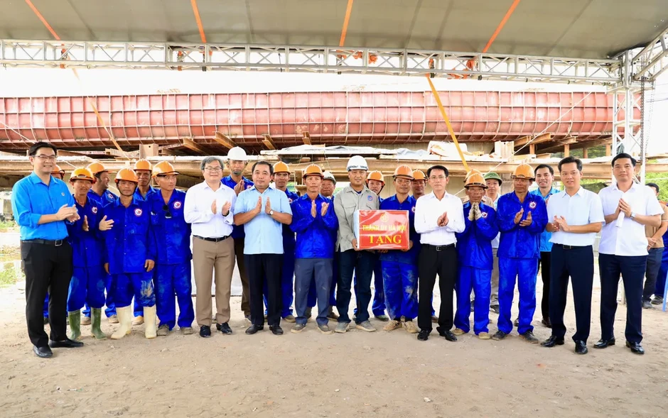 Bí thư Thành ủy Hà Nội yêu cầu tăng tốc 3 dự án giao thông trọng điểm, quyết tâm thông xe trước Tết 2027 Bí thư Thành ủy Hà Nội yêu cầu tăng tốc 3 dự án giao thông trọng điểm, quyết tâm thông xe trước Tết 2027