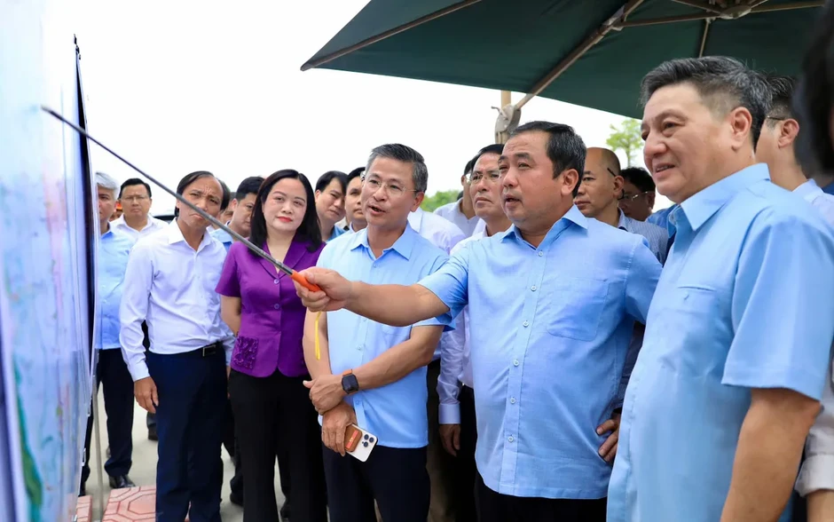 Bí thư Thành ủy Hà Nội yêu cầu tăng tốc 3 dự án giao thông trọng điểm, quyết tâm thông xe trước Tết 2027 Bí thư Thành ủy Hà Nội yêu cầu tăng tốc 3 dự án giao thông trọng điểm, quyết tâm thông xe trước Tết 2027