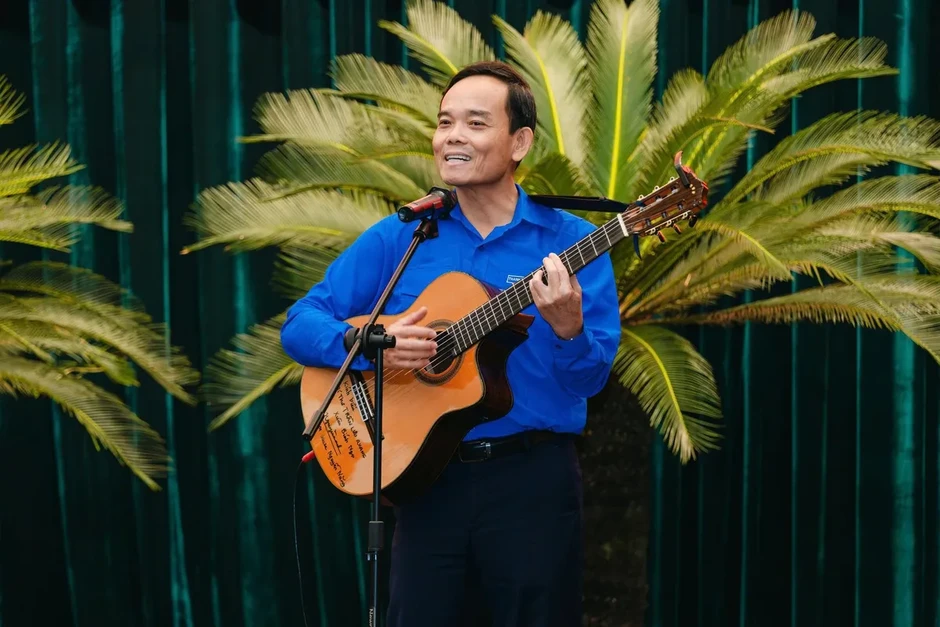 Bí thư Thành ủy TP Hồ Chí Minh Trần Lưu Quang ôm đàn hát tặng thanh niên Bí thư Thành ủy TP Hồ Chí Minh Trần Lưu Quang ôm đàn hát tặng thanh niên
