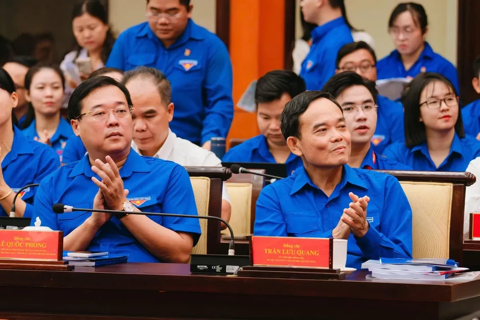 Bí thư Thành ủy TP Hồ Chí Minh Trần Lưu Quang ôm đàn hát tặng thanh niên Bí thư Thành ủy TP Hồ Chí Minh Trần Lưu Quang ôm đàn hát tặng thanh niên