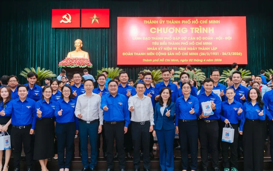 Bí thư Thành ủy TP Hồ Chí Minh Trần Lưu Quang ôm đàn hát tặng thanh niên Bí thư Thành ủy TP Hồ Chí Minh Trần Lưu Quang ôm đàn hát tặng thanh niên