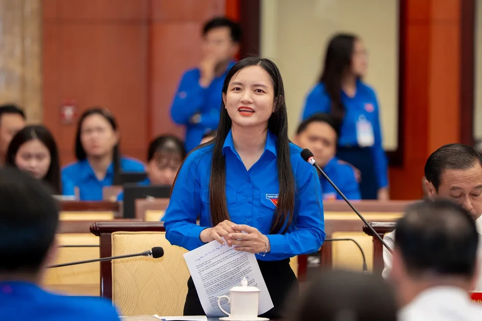 Bí thư Thành ủy TP Hồ Chí Minh Trần Lưu Quang ôm đàn hát tặng thanh niên Bí thư Thành ủy TP Hồ Chí Minh Trần Lưu Quang ôm đàn hát tặng thanh niên