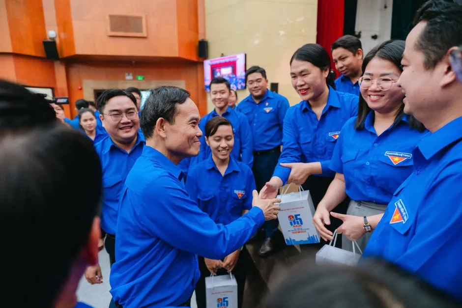 Bí thư Thành ủy TP Hồ Chí Minh Trần Lưu Quang ôm đàn hát tặng thanh niên Bí thư Thành ủy TP Hồ Chí Minh Trần Lưu Quang ôm đàn hát tặng thanh niên