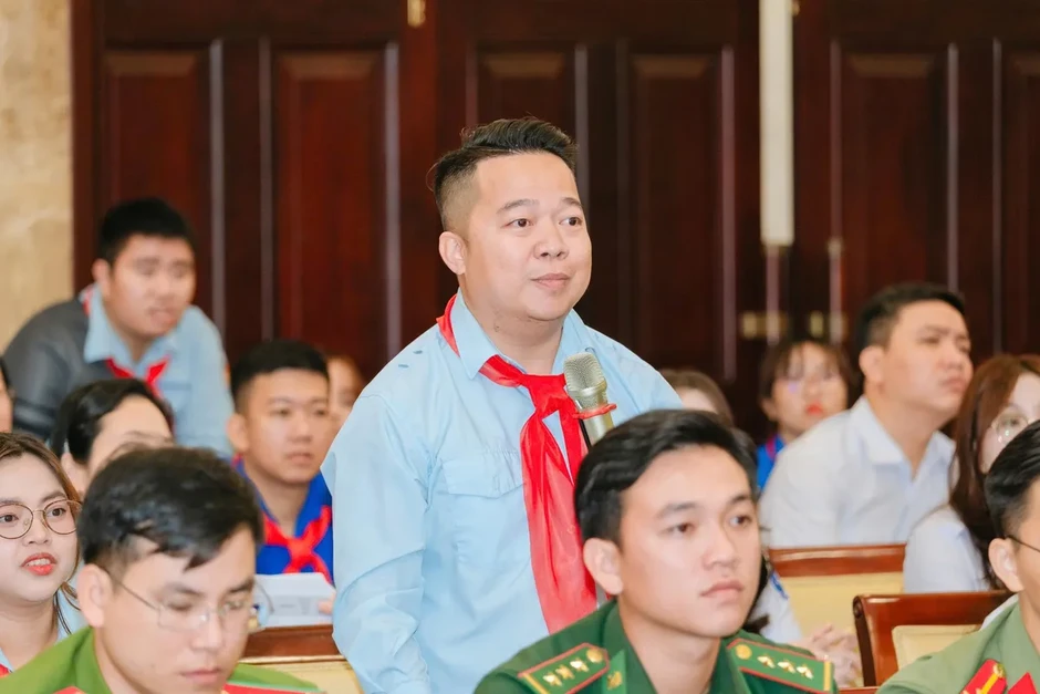 Bí thư Thành ủy TP Hồ Chí Minh Trần Lưu Quang ôm đàn hát tặng thanh niên Bí thư Thành ủy TP Hồ Chí Minh Trần Lưu Quang ôm đàn hát tặng thanh niên
