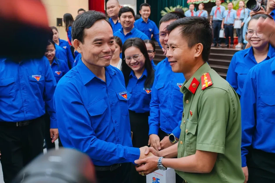 Bí thư Thành ủy TP Hồ Chí Minh Trần Lưu Quang ôm đàn hát tặng thanh niên Bí thư Thành ủy TP Hồ Chí Minh Trần Lưu Quang ôm đàn hát tặng thanh niên