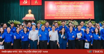 Bí thư Thành ủy TP Hồ Chí Minh Trần Lưu Quang ôm đàn hát tặng thanh niên