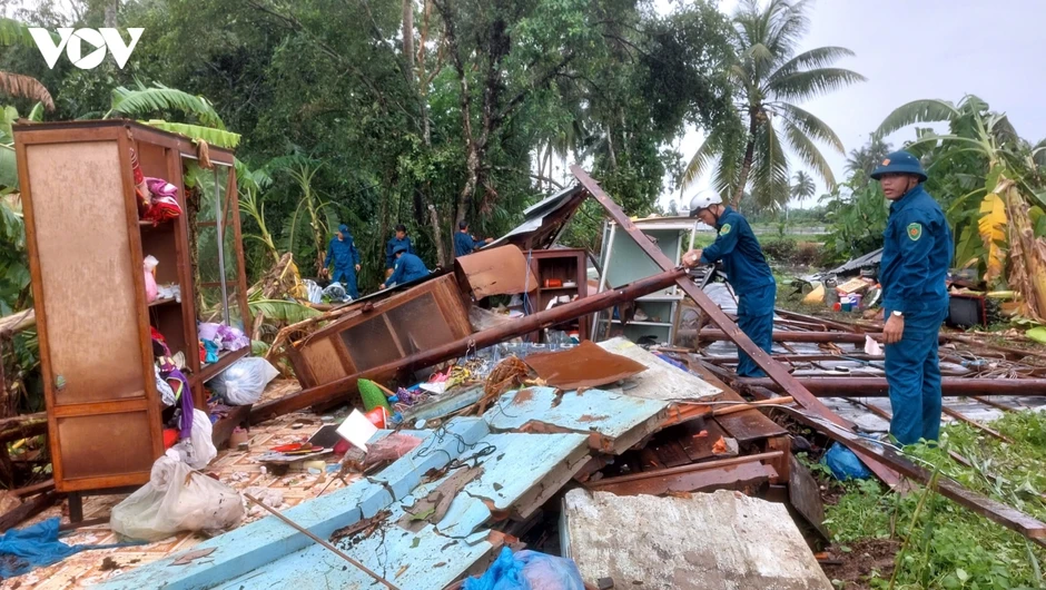 Bí thư Tỉnh uỷ Cà Mau thăm hỏi, tặng quà người bị thương do dông lốc Bí thư Tỉnh uỷ Cà Mau thăm hỏi, tặng quà người bị thương do dông lốc