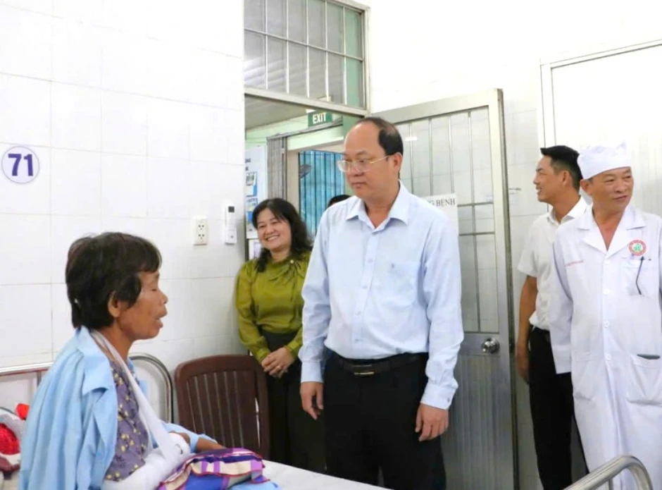 Bí thư Tỉnh uỷ Cà Mau thăm hỏi, tặng quà người bị thương do dông lốc Bí thư Tỉnh uỷ Cà Mau thăm hỏi, tặng quà người bị thương do dông lốc