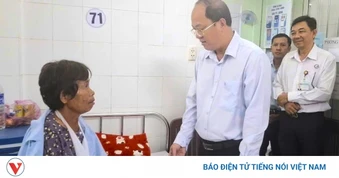 Bí thư Tỉnh uỷ Cà Mau thăm hỏi, tặng quà người bị thương do dông lốc