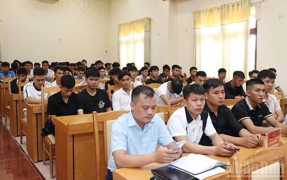 Bí thư Tỉnh ủy Quảng Ngãi đối thoại với đại diện thanh niên xuất ngũ Bí thư Tỉnh ủy Quảng Ngãi đối thoại với đại diện thanh niên xuất ngũ