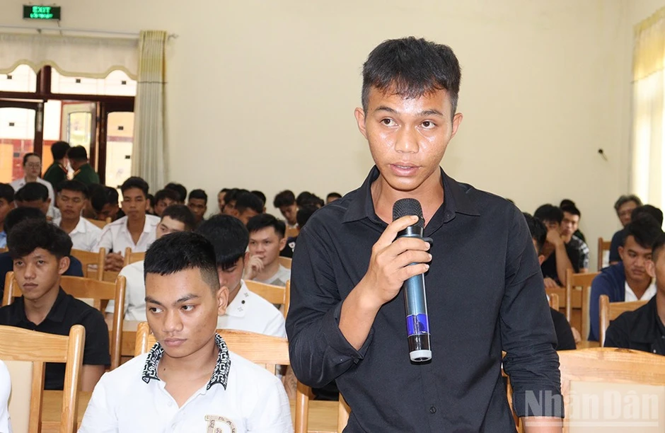 Bí thư Tỉnh ủy Quảng Ngãi đối thoại với đại diện thanh niên xuất ngũ Bí thư Tỉnh ủy Quảng Ngãi đối thoại với đại diện thanh niên xuất ngũ