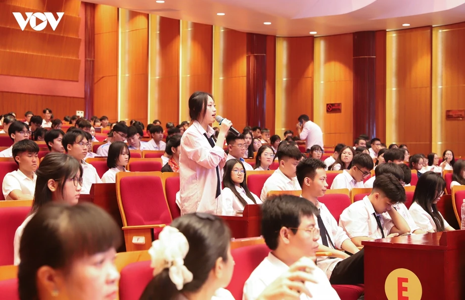 Bí thư tỉnh uỷ Quảng Ninh đối thoại 300 học sinh sinh viên trước thềm năm học mới Bí thư tỉnh uỷ Quảng Ninh đối thoại 300 học sinh sinh viên trước thềm năm học mới