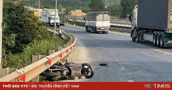 Bị văng khỏi đường sau va chạm với xe đầu kéo, 1 người đi xe máy tử vong