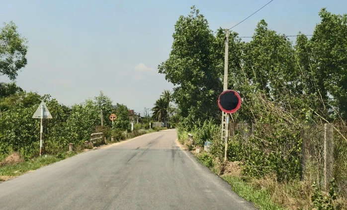 Biển báo tải trọng liên tục bị bôi đen trên tuyến đường phục vụ sân bay Phù Cát Biển báo tải trọng liên tục bị bôi đen trên tuyến đường phục vụ sân bay Phù Cát