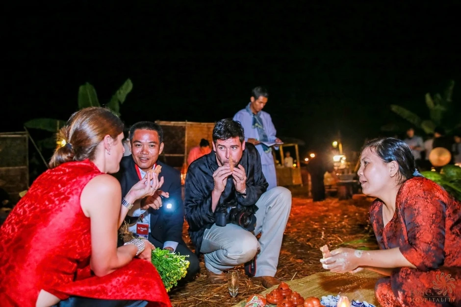 Biến củi lũ thành nghệ thuật, đưa nông dân làm du lịch triệu đô Biến củi lũ thành nghệ thuật, đưa nông dân làm du lịch triệu đô