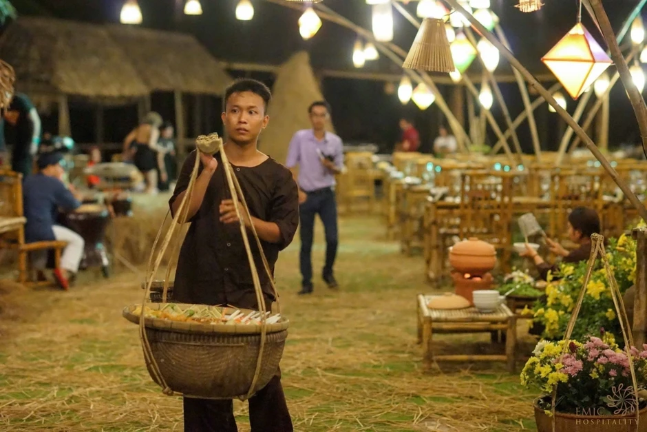 Biến củi lũ thành nghệ thuật, đưa nông dân làm du lịch triệu đô Biến củi lũ thành nghệ thuật, đưa nông dân làm du lịch triệu đô