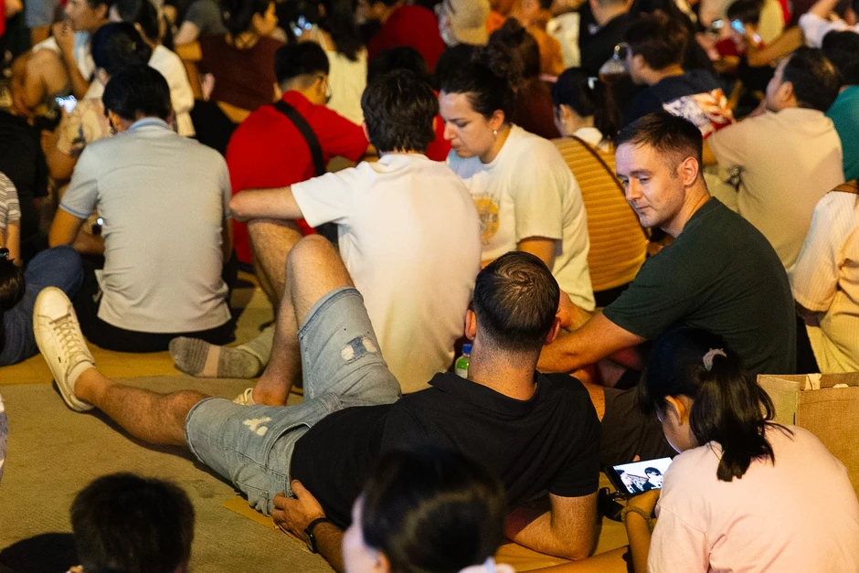 Biển người ken đặc trung tâm TP.HCM, kiên nhẫn bám trụ "giành chỗ" xem pháo hoa rực sáng Biển người ken đặc trung tâm TP.HCM, kiên nhẫn bám trụ "giành chỗ" xem pháo hoa rực sáng