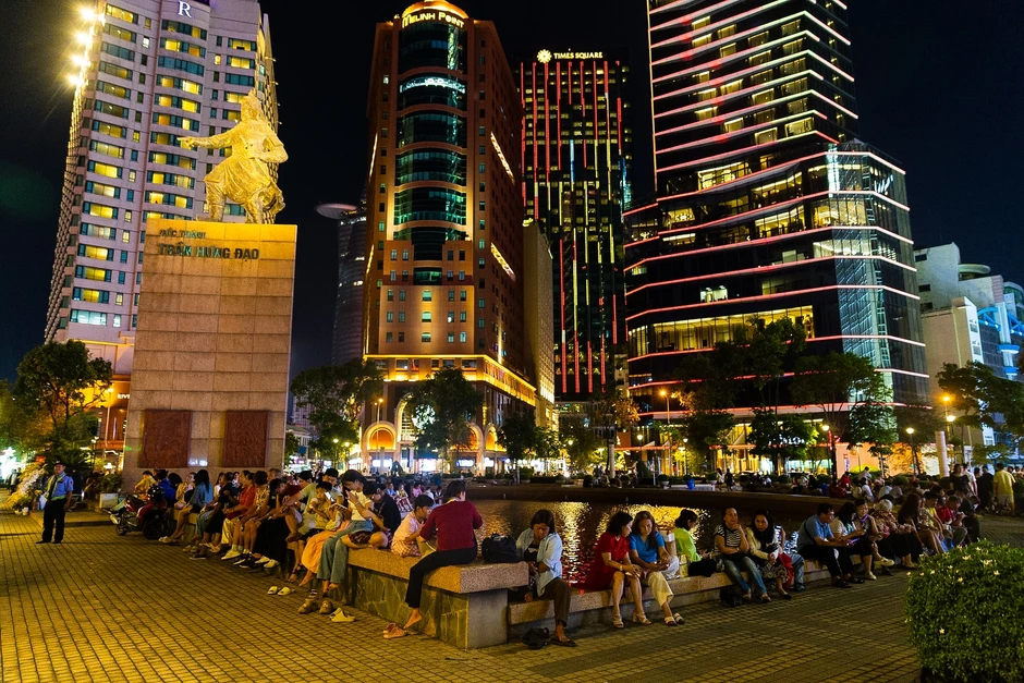 Biển người ken đặc trung tâm TP.HCM, kiên nhẫn bám trụ "giành chỗ" xem pháo hoa rực sáng Biển người ken đặc trung tâm TP.HCM, kiên nhẫn bám trụ "giành chỗ" xem pháo hoa rực sáng