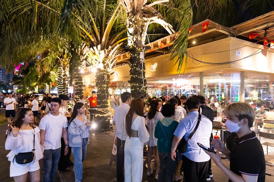 Biển người ken đặc trung tâm TP.HCM, kiên nhẫn bám trụ "giành chỗ" xem pháo hoa rực sáng Biển người ken đặc trung tâm TP.HCM, kiên nhẫn bám trụ "giành chỗ" xem pháo hoa rực sáng