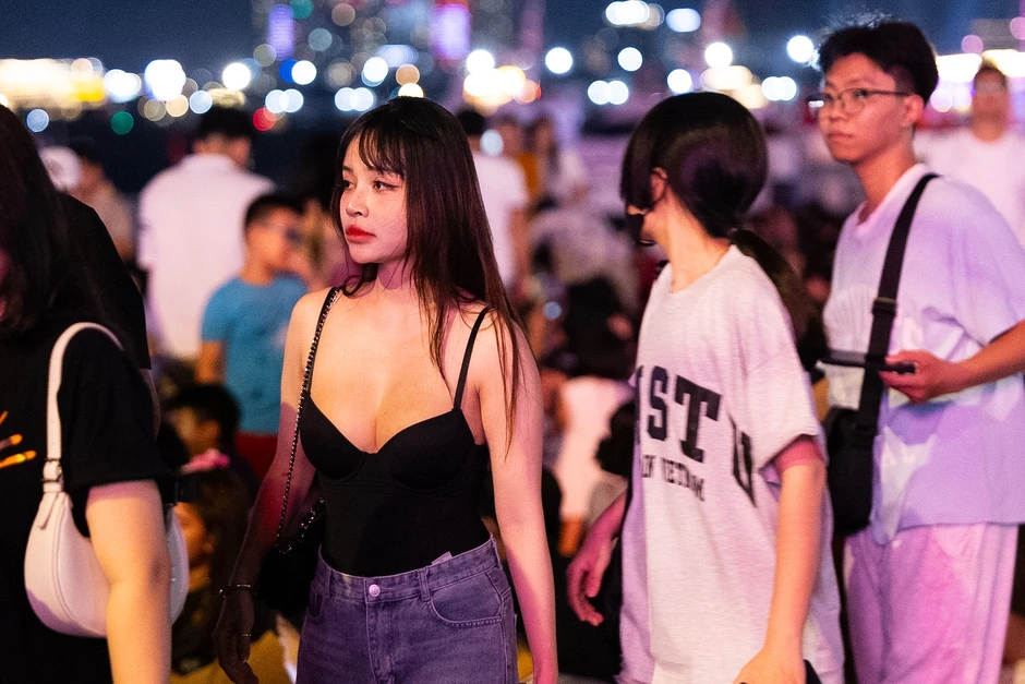 Biển người ken đặc trung tâm TP.HCM, kiên nhẫn bám trụ "giành chỗ" xem pháo hoa rực sáng Biển người ken đặc trung tâm TP.HCM, kiên nhẫn bám trụ "giành chỗ" xem pháo hoa rực sáng