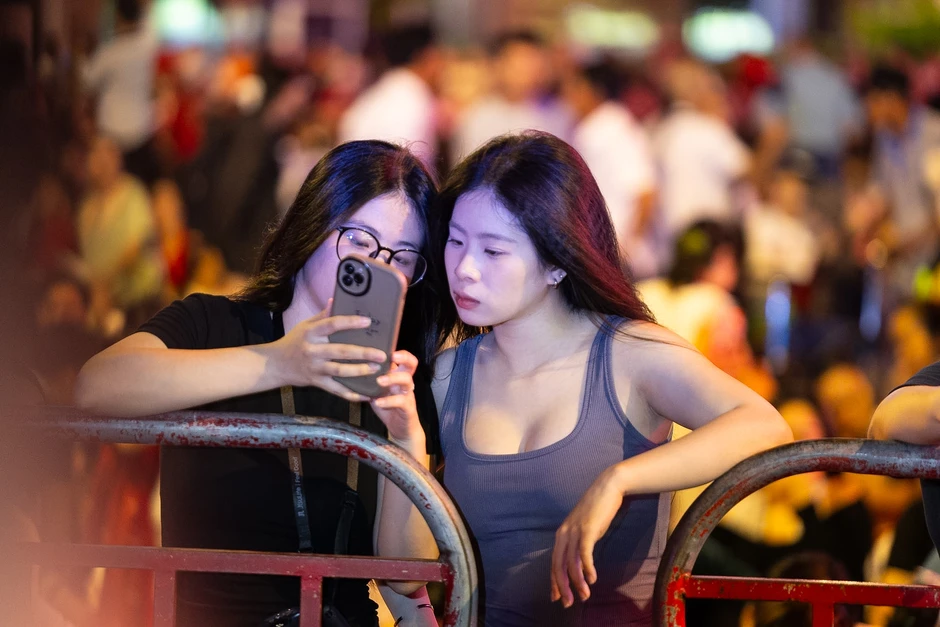 Biển người ken đặc trung tâm TP.HCM, kiên nhẫn bám trụ "giành chỗ" xem pháo hoa rực sáng Biển người ken đặc trung tâm TP.HCM, kiên nhẫn bám trụ "giành chỗ" xem pháo hoa rực sáng