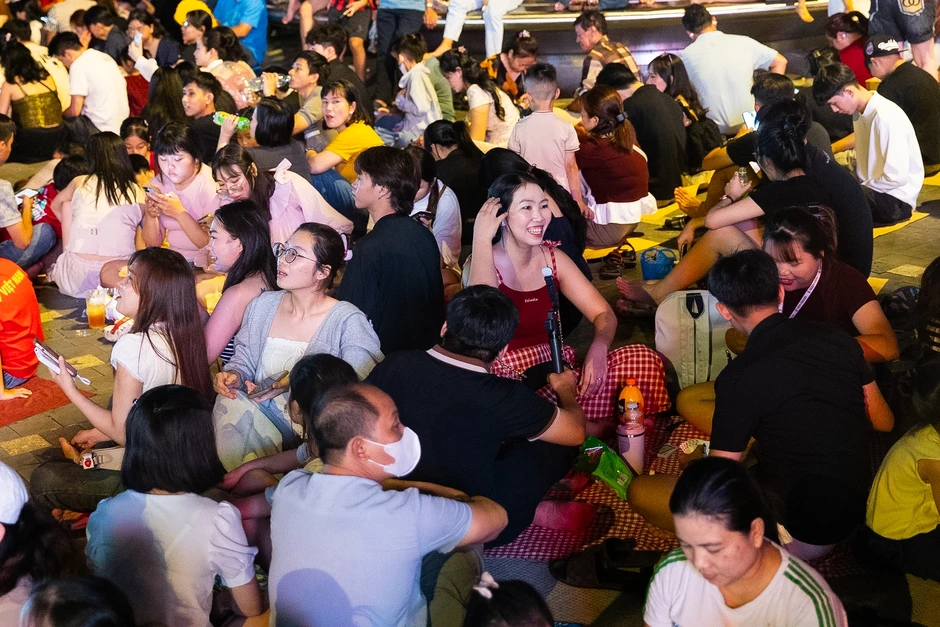 Biển người ken đặc trung tâm TP.HCM, kiên nhẫn bám trụ "giành chỗ" xem pháo hoa rực sáng Biển người ken đặc trung tâm TP.HCM, kiên nhẫn bám trụ "giành chỗ" xem pháo hoa rực sáng