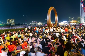 Biển người ken đặc trung tâm TP.HCM, kiên nhẫn bám trụ "giành chỗ" xem pháo hoa rực sáng