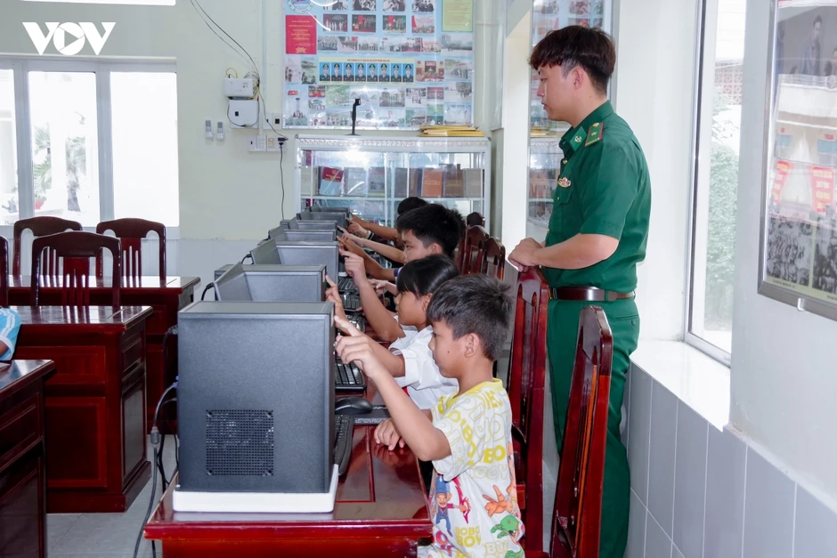 Biên phòng Cần Thơ đồng hành cùng học sinh chuyển đổi số