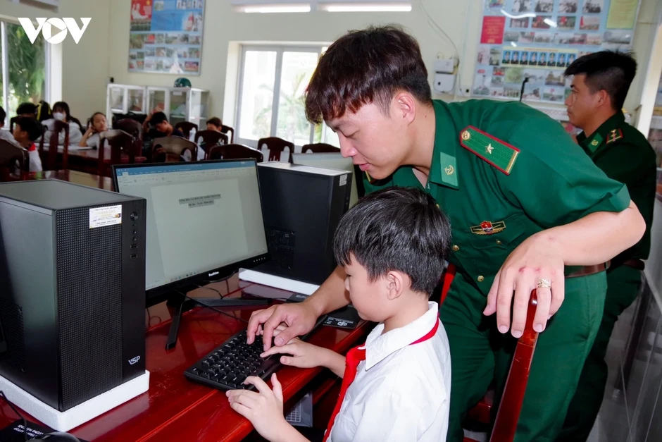 Biên phòng Cần Thơ đồng hành cùng học sinh chuyển đổi số