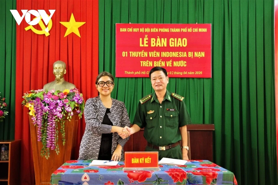 Biên phòng TP.HCM bàn giao thuyền viên bị nạn cho Tổng Lãnh sự quán Indonesia Biên phòng TP.HCM bàn giao thuyền viên bị nạn cho Tổng Lãnh sự quán Indonesia