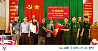 Biên phòng TP.HCM bàn giao thuyền viên bị nạn cho Tổng Lãnh sự quán Indonesia