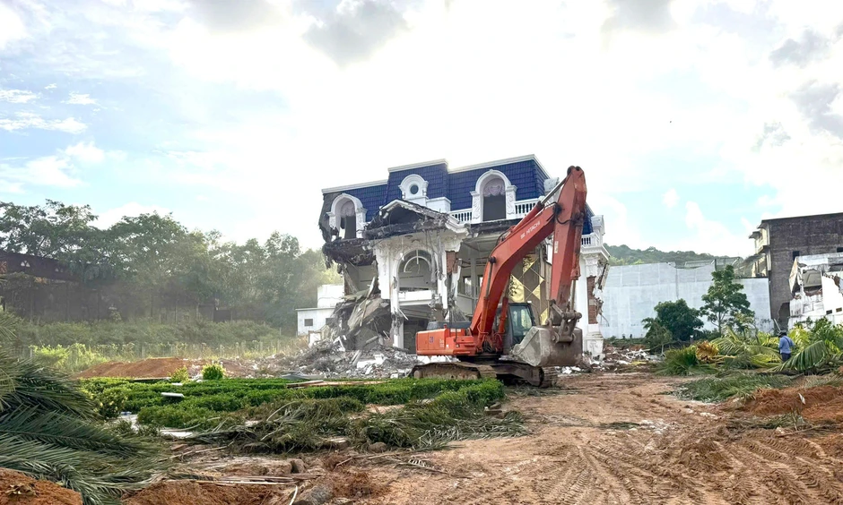 Biệt thự chiếm đất quốc phòng ở Phú Quốc bị cưỡng chế tháo dỡ Biệt thự chiếm đất quốc phòng ở Phú Quốc bị cưỡng chế tháo dỡ