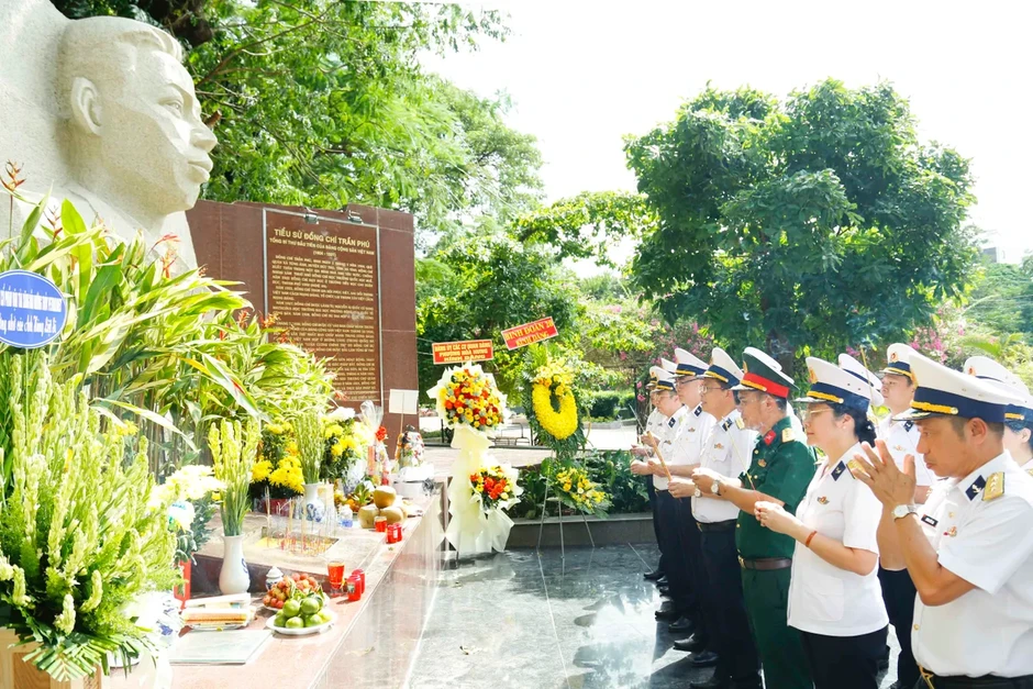 Binh đoàn 20 dâng hương tưởng niệm các Anh hùng liệt sĩ và hỗ trợ lực lượng quy tập tại Công viên Lê Thị Riêng Binh đoàn 20 dâng hương tưởng niệm các Anh hùng liệt sĩ và hỗ trợ lực lượng quy tập tại Công viên Lê Thị Riêng