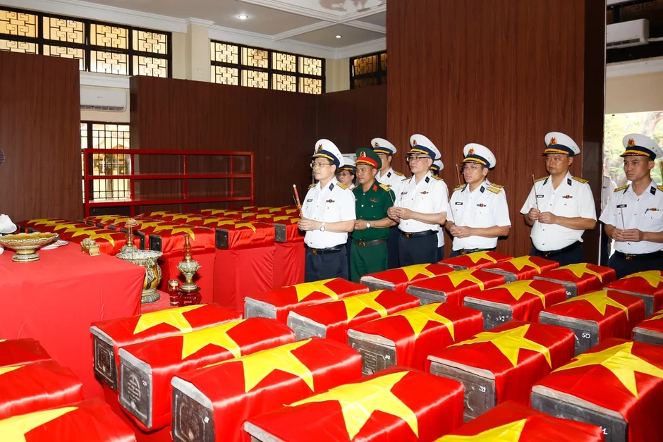 Binh đoàn 20 dâng hương tưởng niệm các Anh hùng liệt sĩ và hỗ trợ lực lượng quy tập tại Công viên Lê Thị Riêng Binh đoàn 20 dâng hương tưởng niệm các Anh hùng liệt sĩ và hỗ trợ lực lượng quy tập tại Công viên Lê Thị Riêng