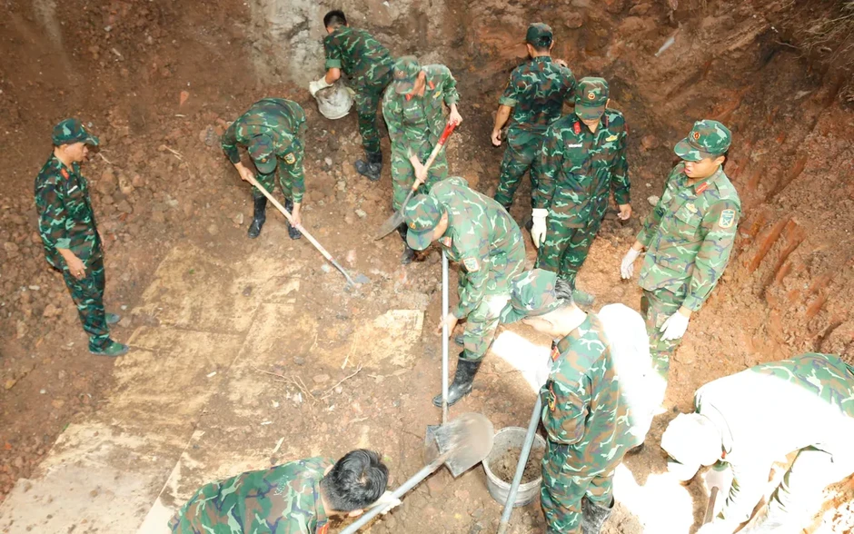 Binh đoàn 20 dâng hương tưởng niệm các Anh hùng liệt sĩ và hỗ trợ lực lượng quy tập tại Công viên Lê Thị Riêng Binh đoàn 20 dâng hương tưởng niệm các Anh hùng liệt sĩ và hỗ trợ lực lượng quy tập tại Công viên Lê Thị Riêng