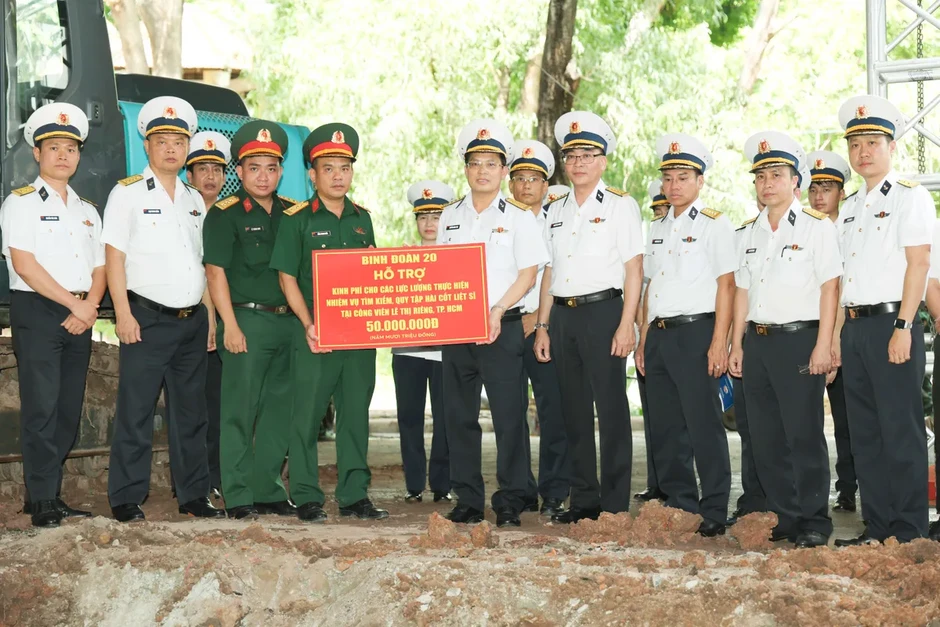 Binh đoàn 20 dâng hương tưởng niệm các Anh hùng liệt sĩ và hỗ trợ lực lượng quy tập tại Công viên Lê Thị Riêng Binh đoàn 20 dâng hương tưởng niệm các Anh hùng liệt sĩ và hỗ trợ lực lượng quy tập tại Công viên Lê Thị Riêng