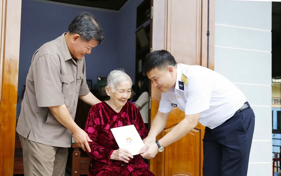 Binh đoàn 20: Trọn nghĩa tri ân các Mẹ Việt Nam Anh hùng, thân nhân liệt sĩ Binh đoàn 20: Trọn nghĩa tri ân các Mẹ Việt Nam Anh hùng, thân nhân liệt sĩ