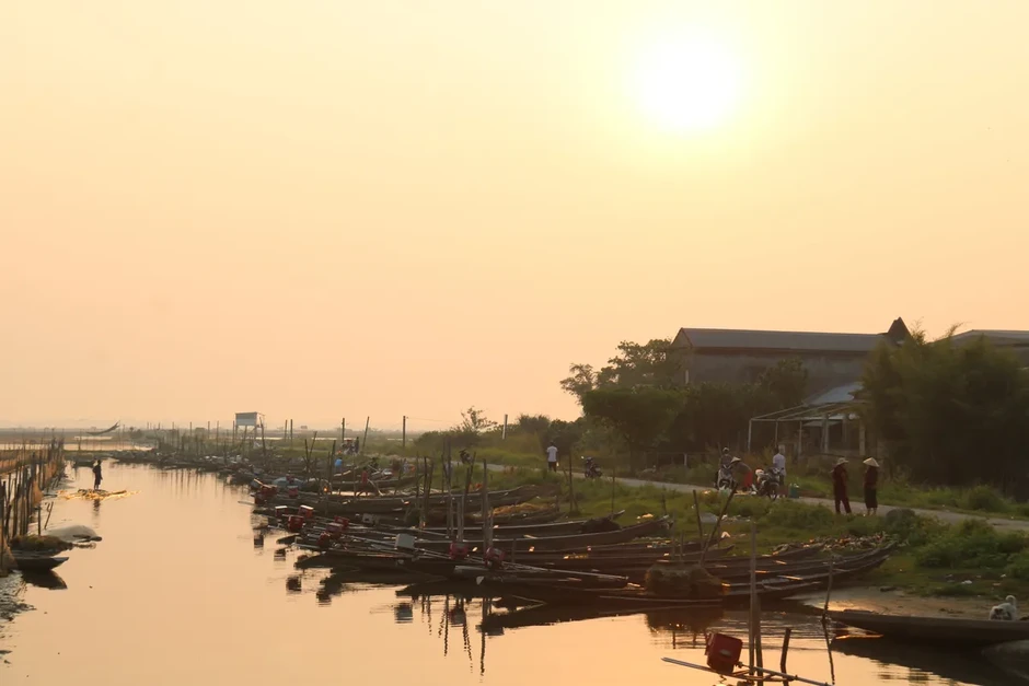Bình minh trên phá Tam Giang: Nhịp sống thức dậy từ làn sương sớm Bình minh trên phá Tam Giang: Nhịp sống thức dậy từ làn sương sớm