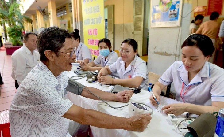 Bình Phú có nhà sinh hoạt cộng đồng người cao tuổi, Xuân Hòa khám sức khỏe miễn phí cho người dân Bình Phú có nhà sinh hoạt cộng đồng người cao tuổi, Xuân Hòa khám sức khỏe miễn phí cho người dân