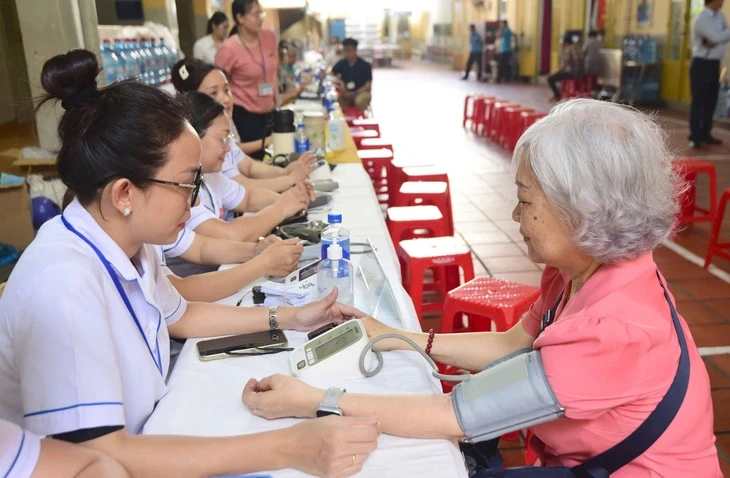 Bình Phú có nhà sinh hoạt cộng đồng người cao tuổi, Xuân Hòa khám sức khỏe miễn phí cho người dân Bình Phú có nhà sinh hoạt cộng đồng người cao tuổi, Xuân Hòa khám sức khỏe miễn phí cho người dân