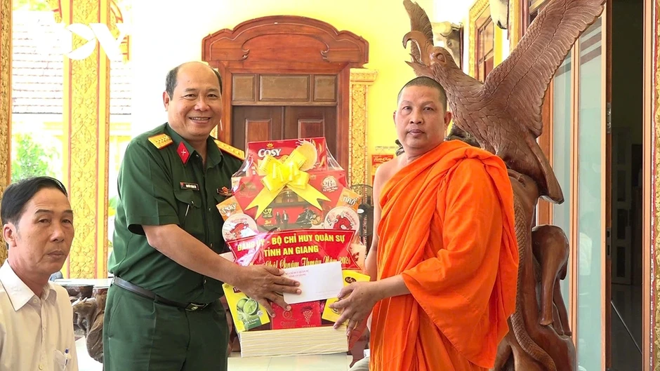 Bộ CHQS An Giang chúc Tết Chôl Chnăm Thmây, thắt chặt tình đoàn kết quân dân