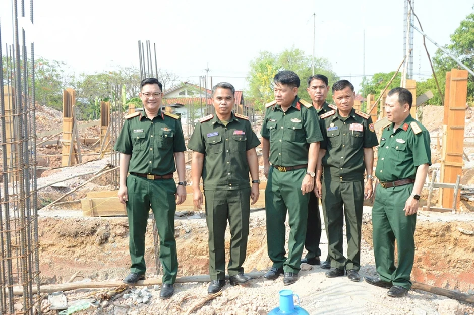 Bộ CHQS TP. Đà Nẵng hỗ trợ 1,5 tỷ đồng giúp Bộ CHQS tỉnh Sê Kông và Salavan (Lào) Bộ CHQS TP. Đà Nẵng hỗ trợ 1,5 tỷ đồng giúp Bộ CHQS tỉnh Sê Kông và Salavan (Lào)