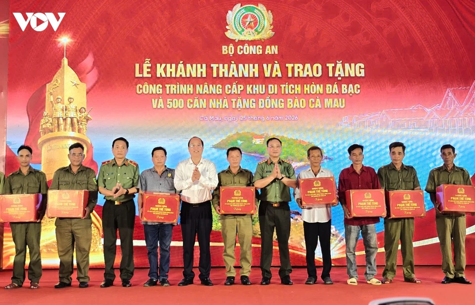 Bộ Công an bàn giao 500 căn nhà tặng đồng bào Cà Mau Bộ Công an bàn giao 500 căn nhà tặng đồng bào Cà Mau
